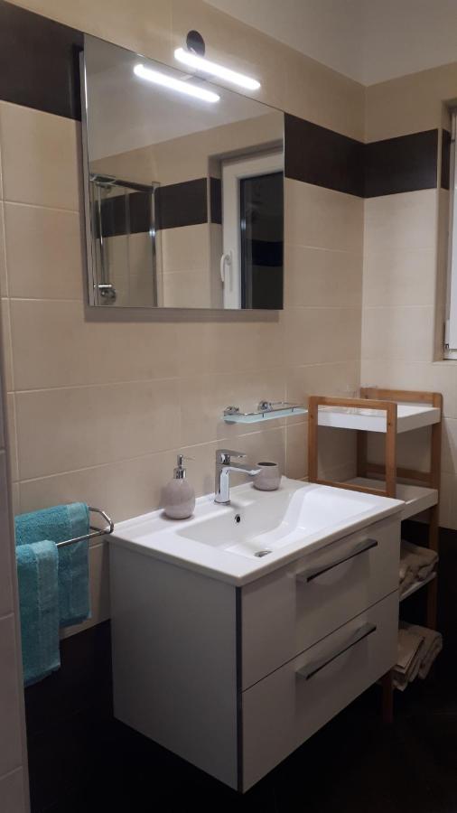 Agata Apartments Novalja Bagian luar foto