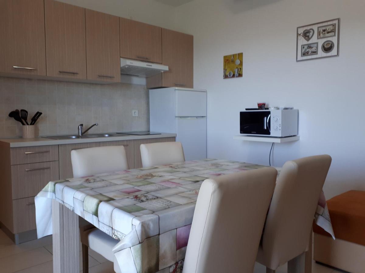 Agata Apartments Novalja Bagian luar foto