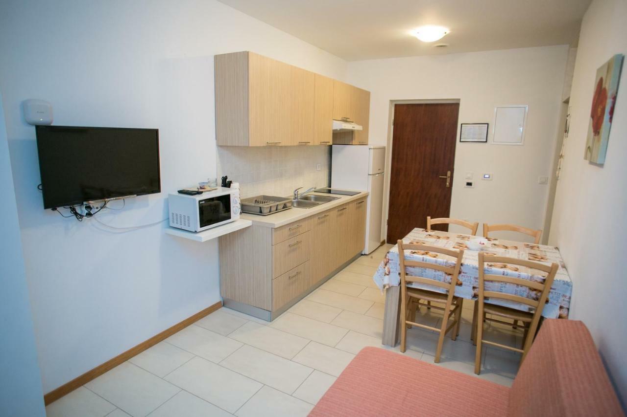 Agata Apartments Novalja Bagian luar foto