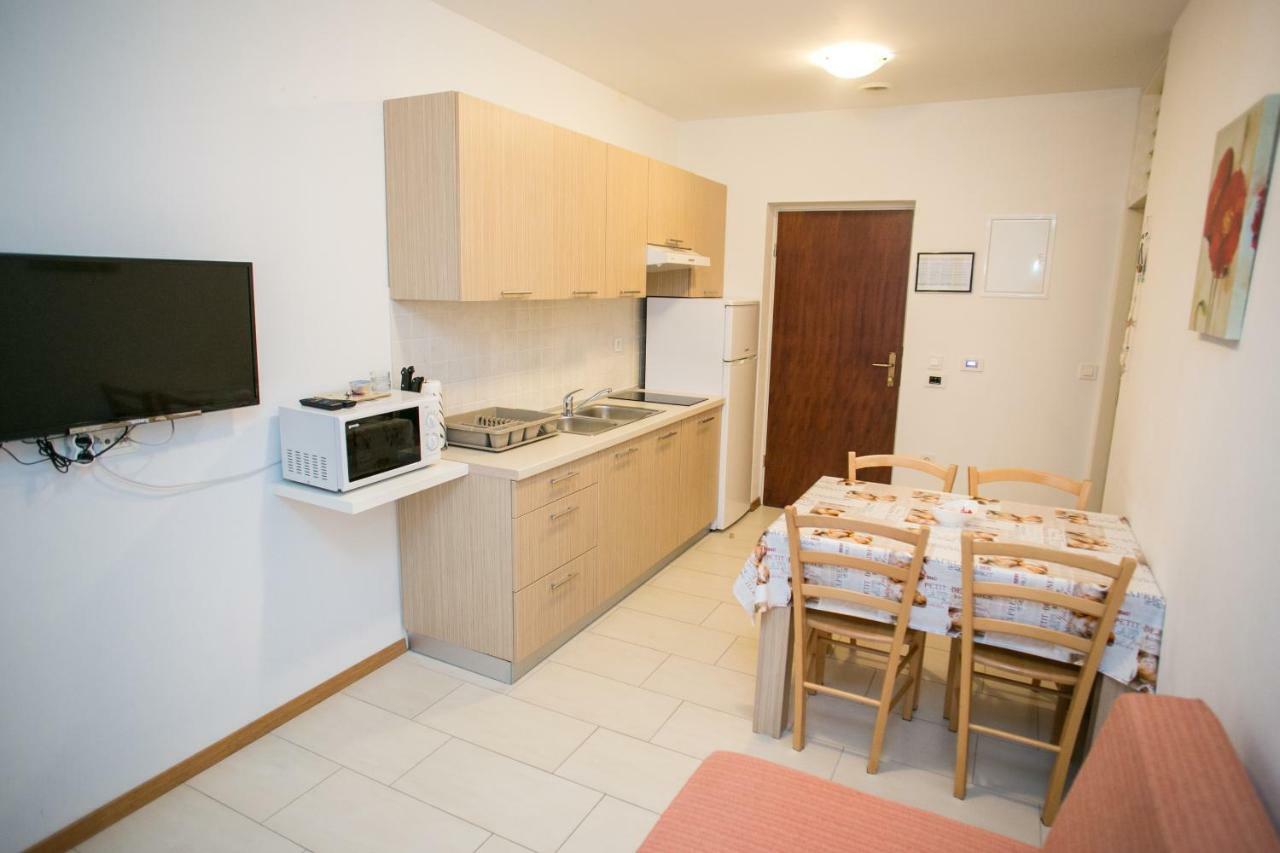 Agata Apartments Novalja Bagian luar foto