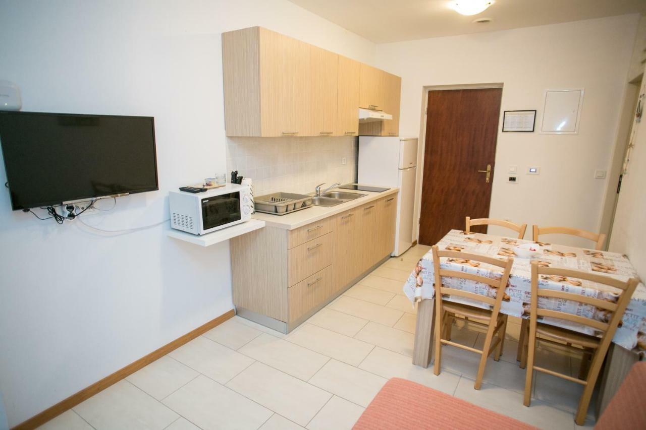 Agata Apartments Novalja Bagian luar foto